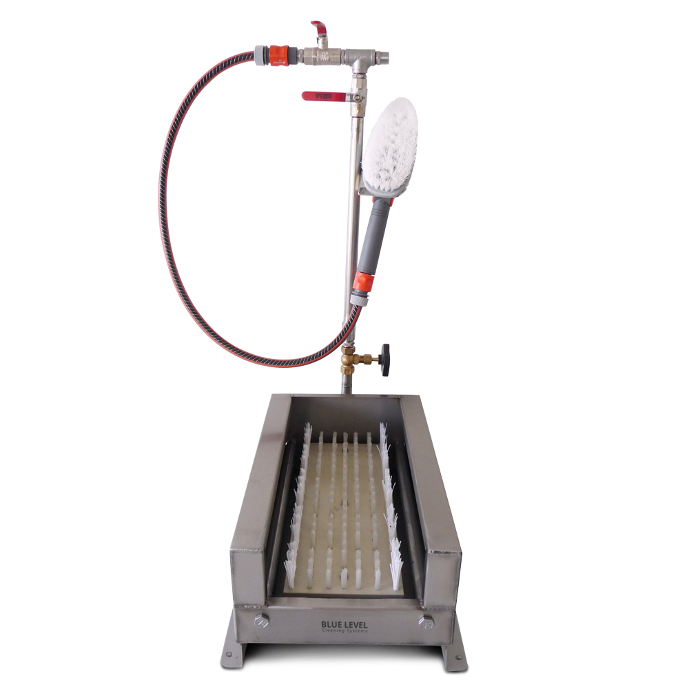 Shoe washer with collection tray