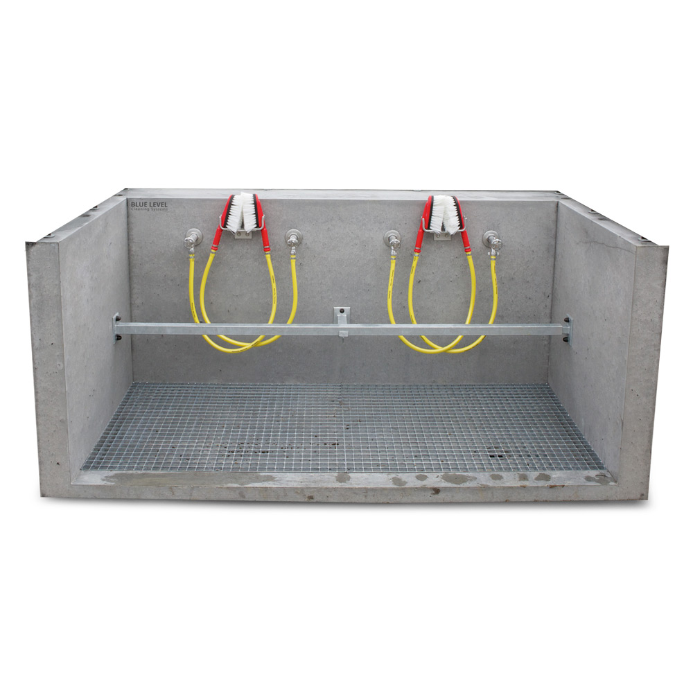 Shoe washing station with surrounding splash guard