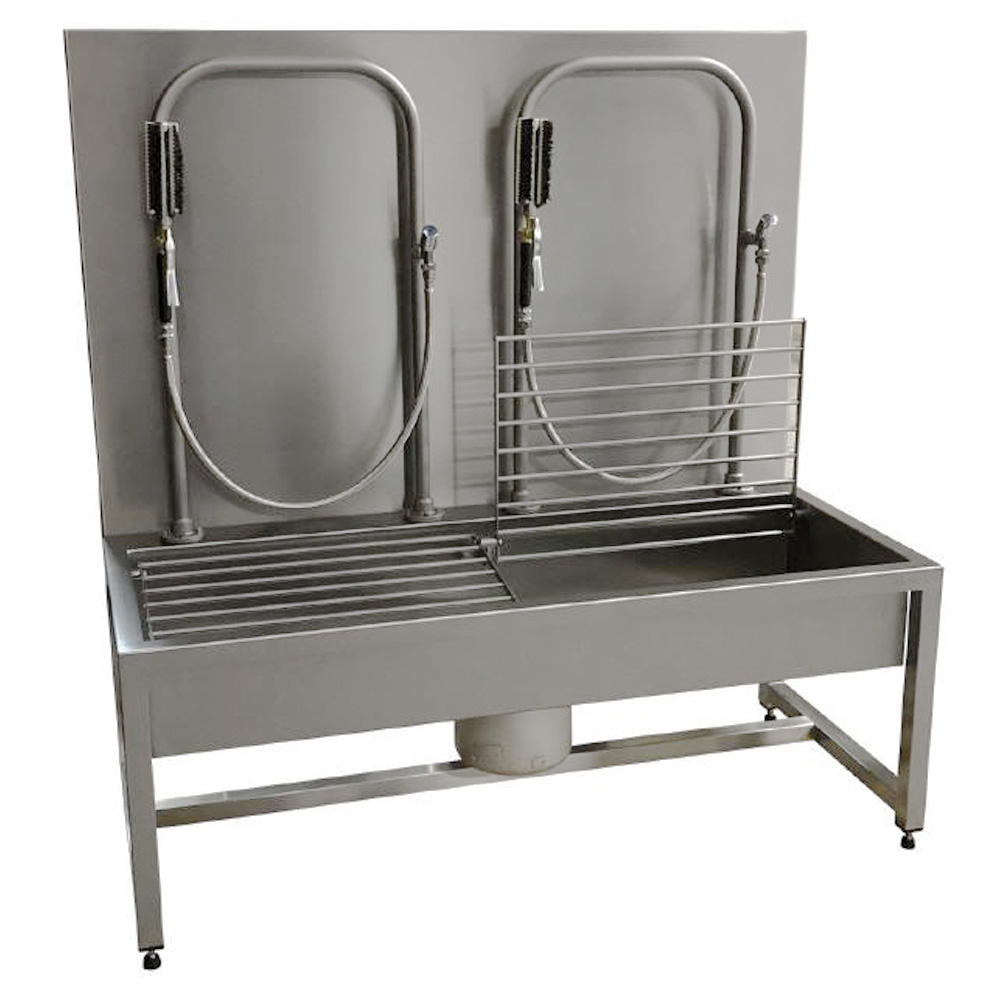 Boot washing station with splash guard