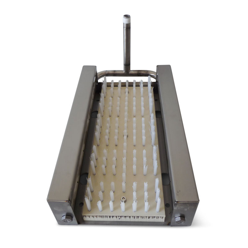 Work shoe cleaner with flexible mounting - Image 4