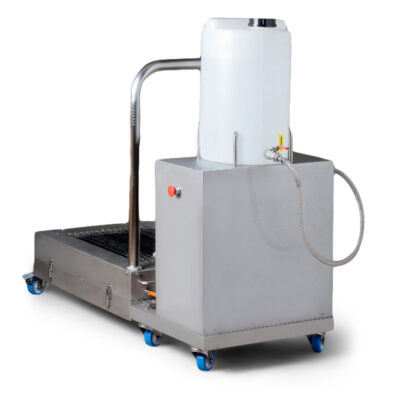 Sole cleaning machine with spray disinfection that does not require a water connection
